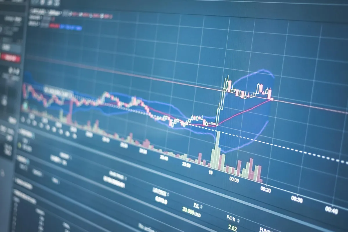 Pesquisador analisando gráficos estatísticos em tela de computador