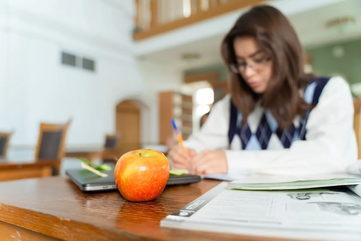 Estudante universitária trabalhando em documento acadêmico no computador