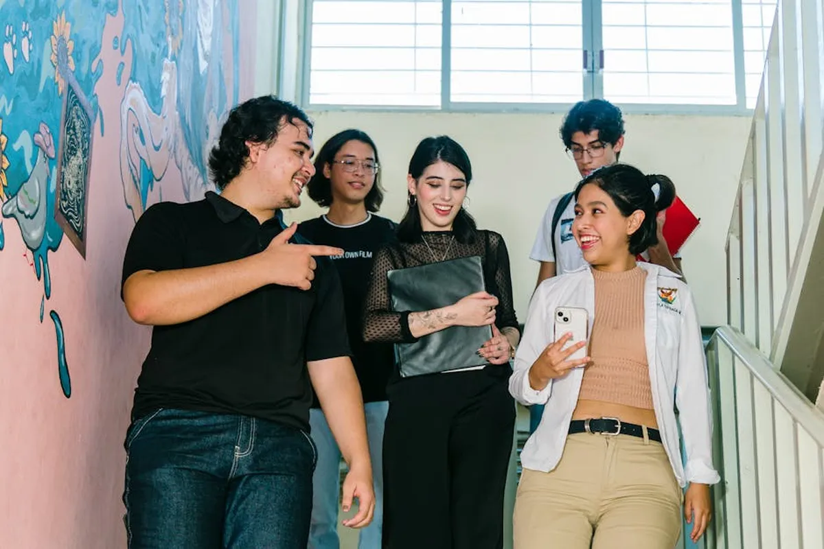 Corredor de residência universitária com portas coloridas e estudante caminhando