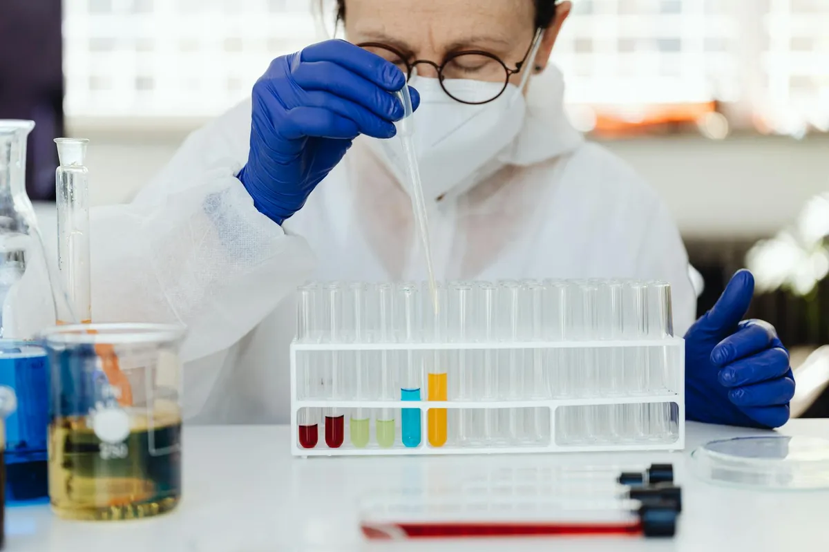 Mulher pesquisadora em laboratório ou biblioteca, em ambiente acadêmico profissional