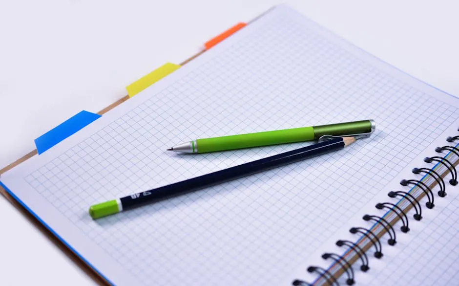 Caderno aberto com normas e régua sobre mesa, representando formatação de trabalho acadêmico