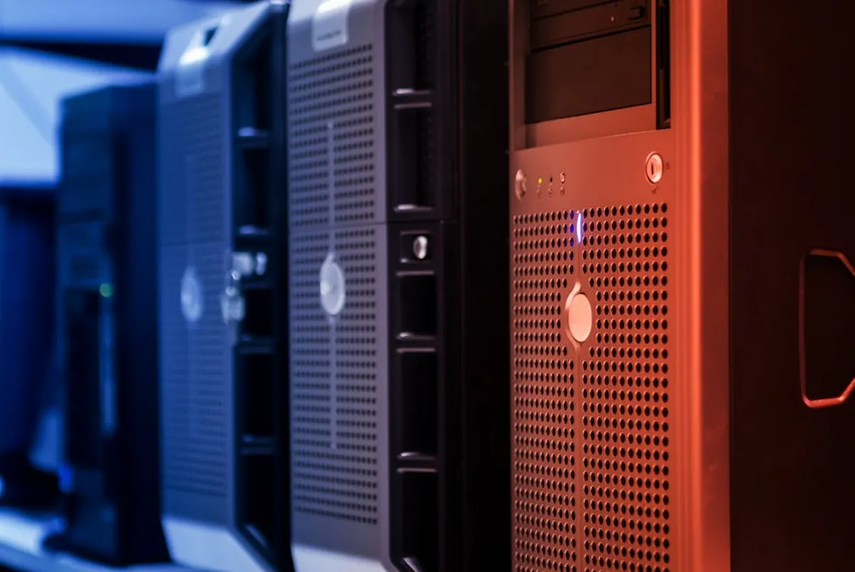 Servidores em rack iluminados representando infraestrutura de dados controlada