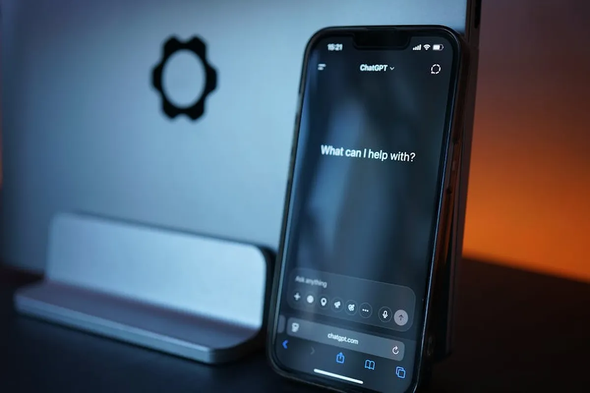 Tela de smartphone exibindo interface de assistente de IA com aplicativos abertos