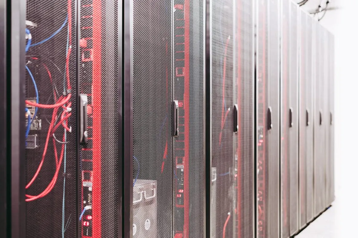 Data center industrial moderno com fileiras de servidores e luzes de status