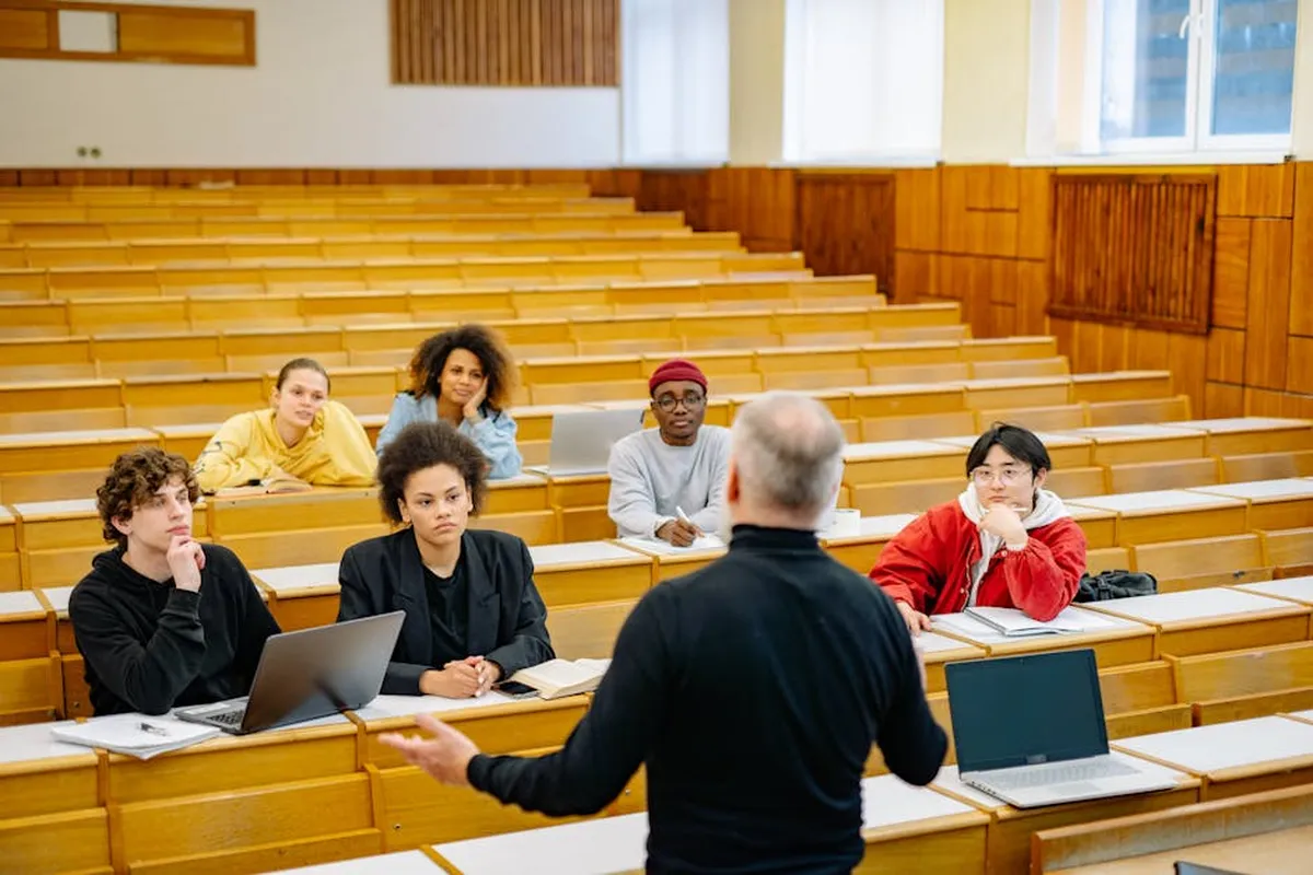 Professor ensinando um grupo diverso de estudantes em sala de aula universitária