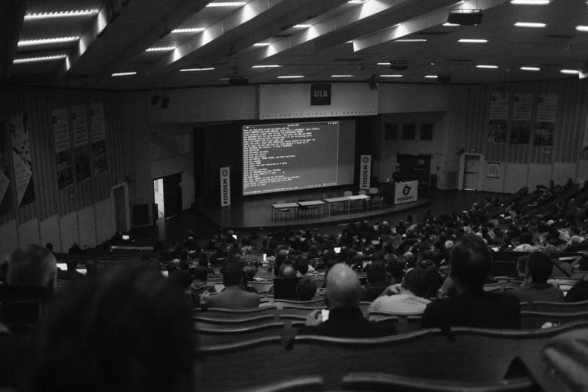 Auditório de congresso acadêmico com plateia assistindo a uma palestra científica