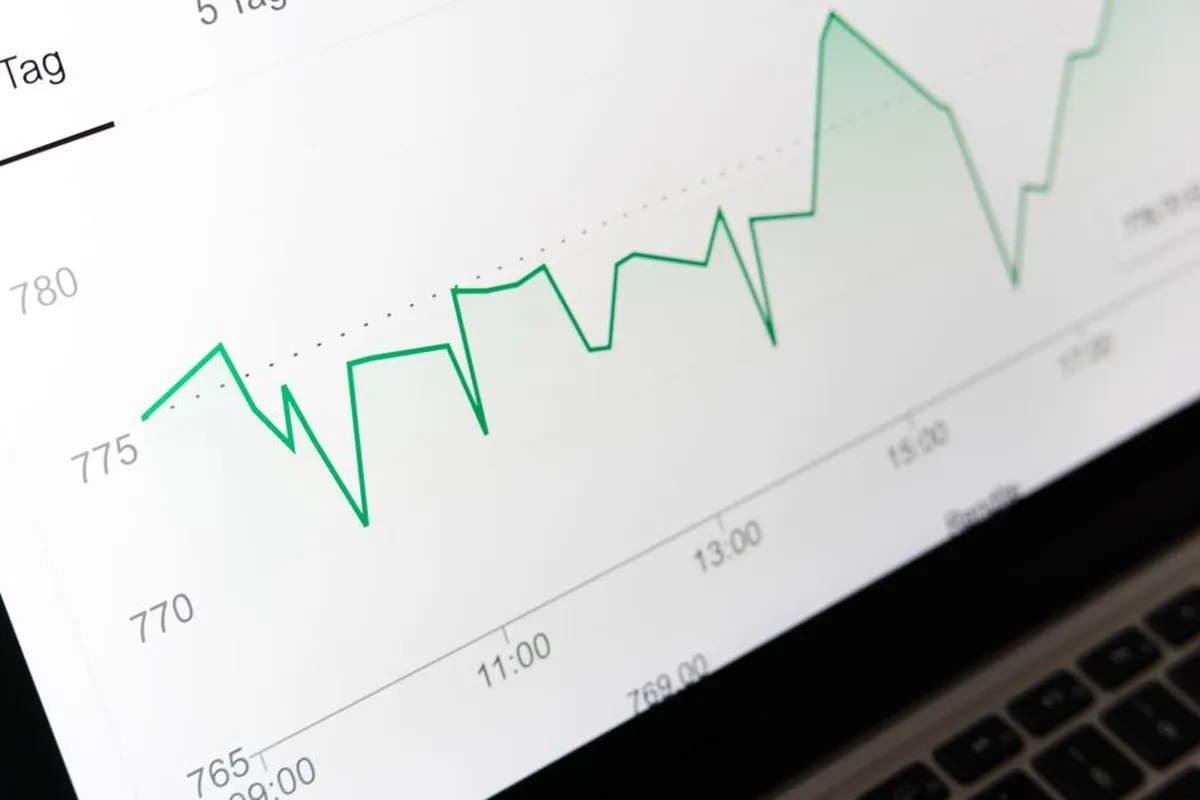 Pesquisadora analisando gráficos de dados em uma tela de computador