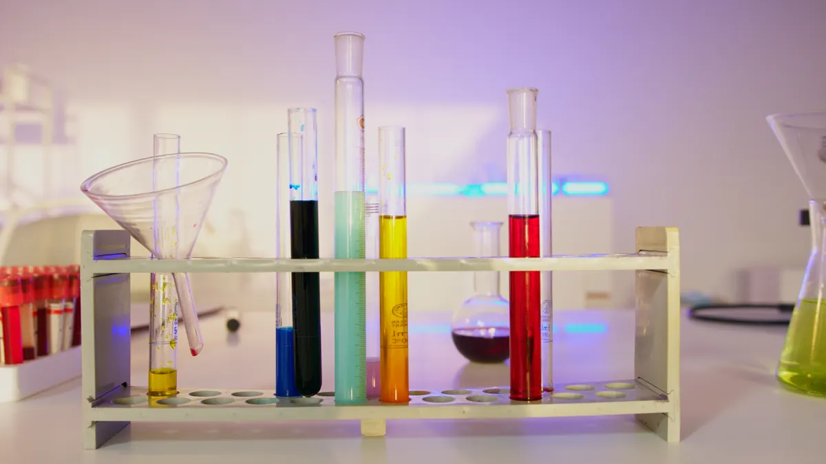 Frascos de laboratório e documentos científicos sobre uma mesa, remetendo à investigação de artigos científicos