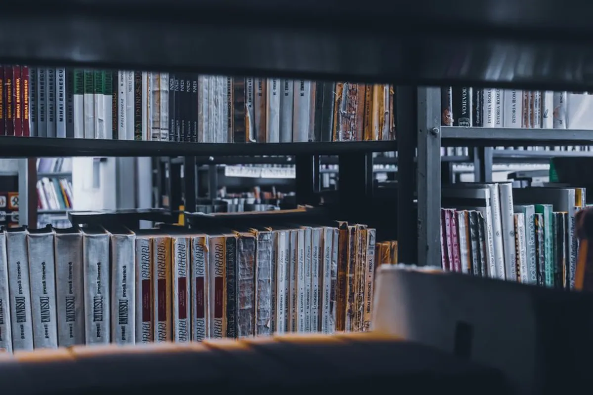 Pilha de revistas científicas e periódicos acadêmicos sobre uma mesa de estudo