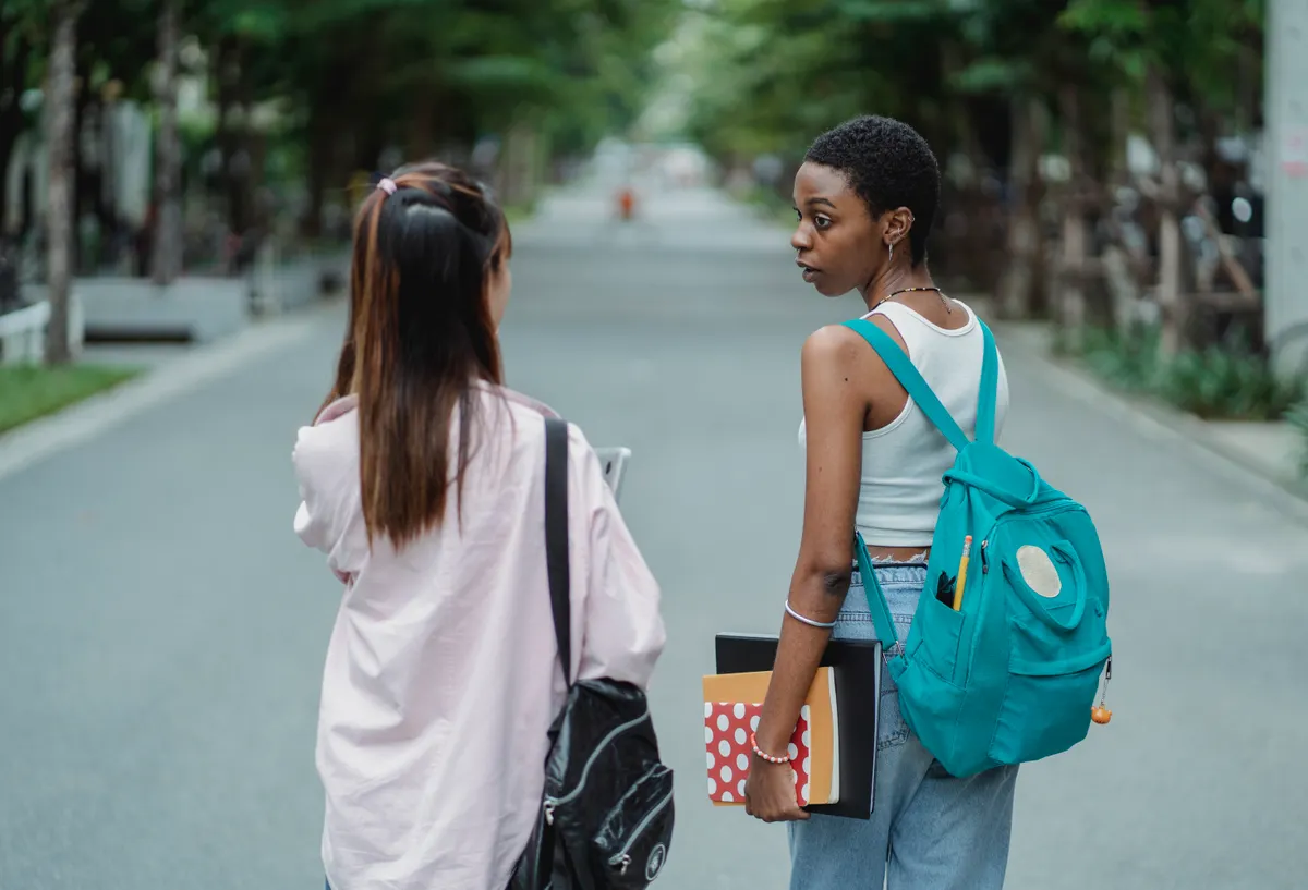 Fachada de universidade com estudantes caminhando, representando a pós-graduação brasileira