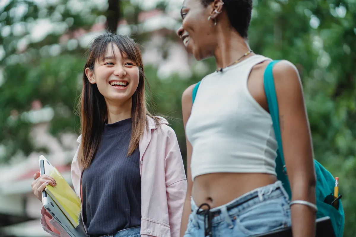 Pessoa idosa sorrindo enquanto usa um smartphone em ambiente doméstico