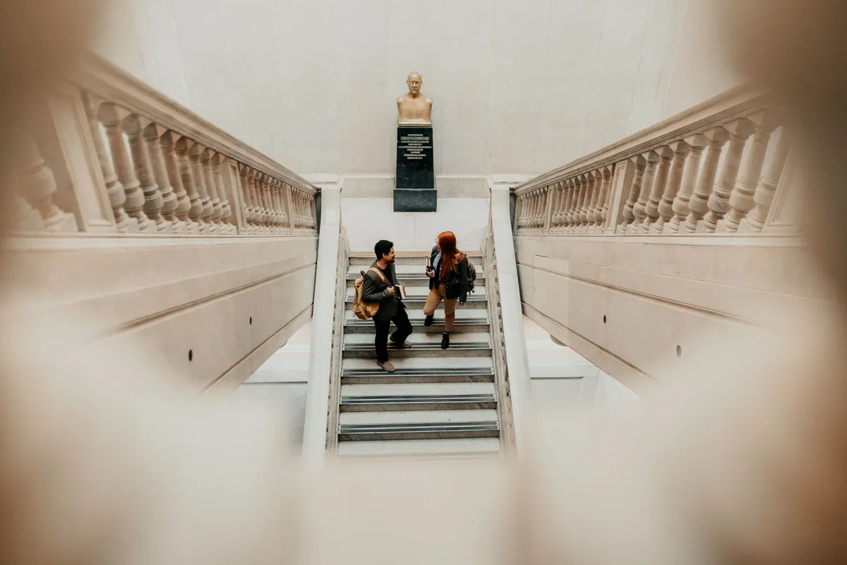 Homenagens deixadas por apoiadores em memória de professor universitário
