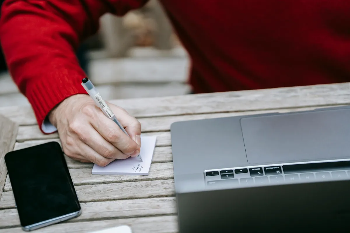 Tela de computador mostrando uma plataforma de organização de notas e banco de dados digitais