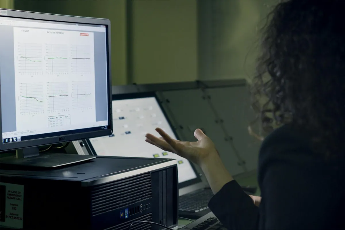 Pesquisador comparando diferentes softwares de análise qualitativa em tela de computador