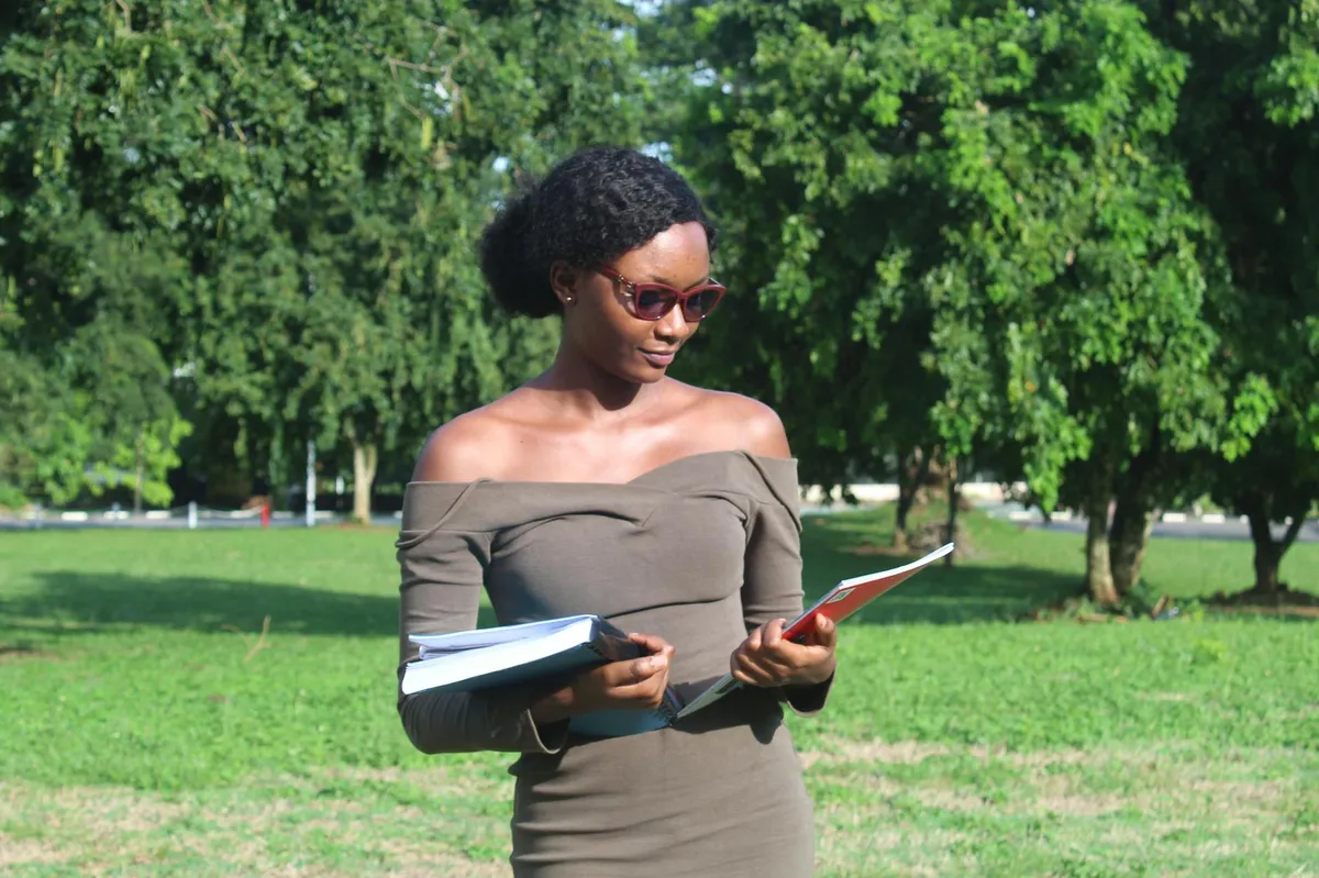 Estudante com mala em frente a universidade no exterior, representando doutorado sanduíche