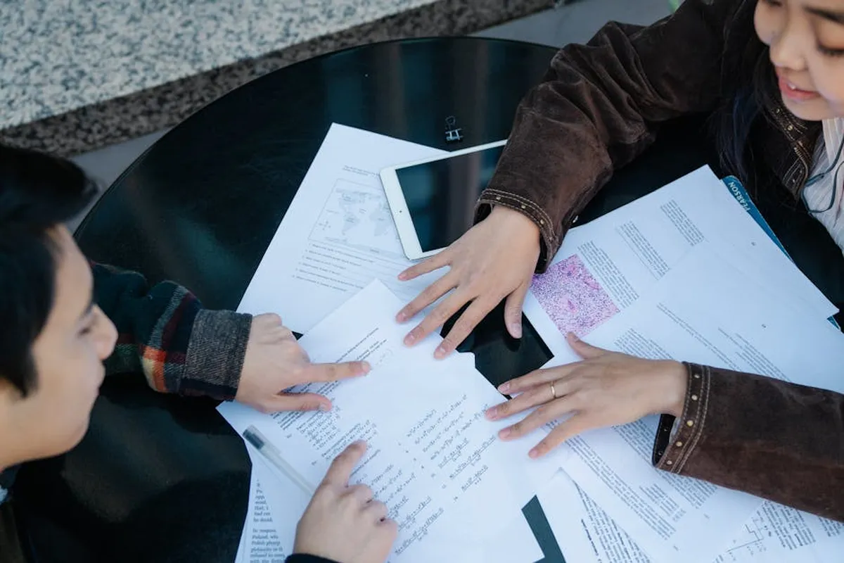 Dois pesquisadores discutindo um artigo científico de forma transparente e colaborativa