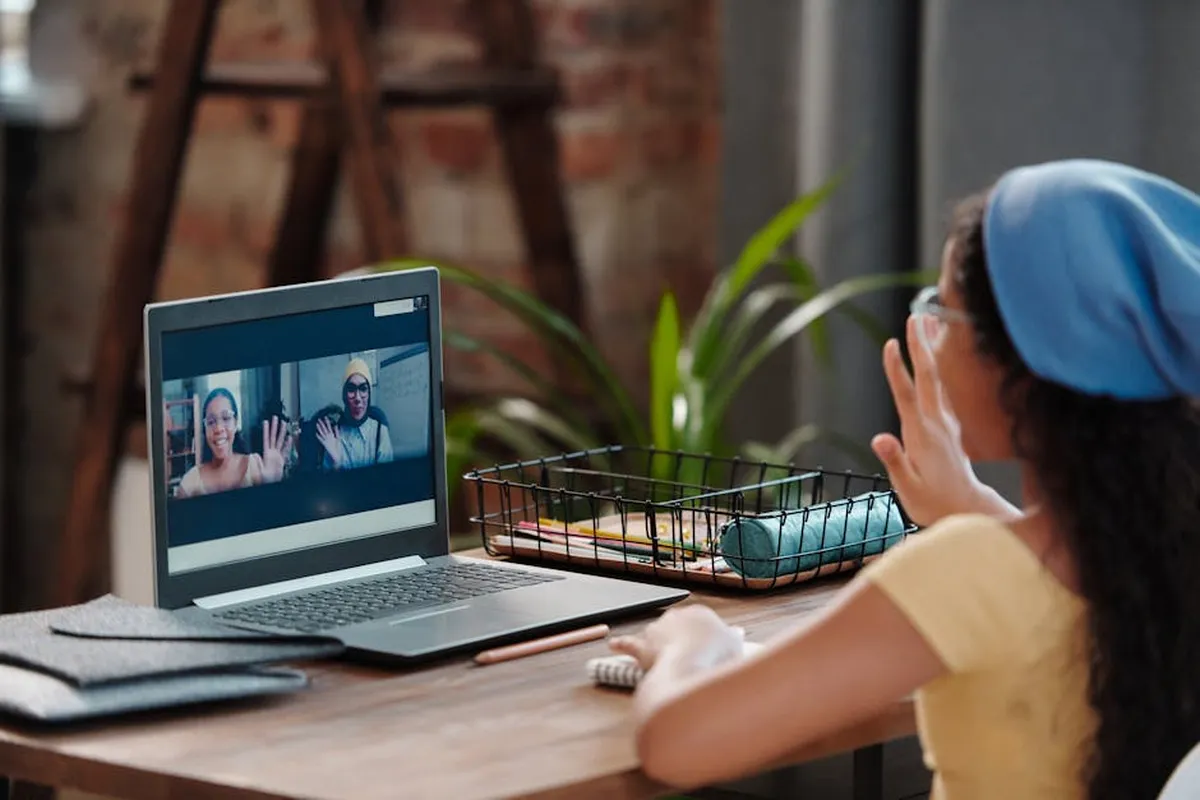 Estudante de pós-graduação em videochamada com orientador em home office