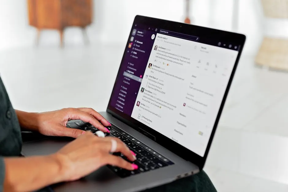 Pessoa olhando para tela do computador esperando resposta de e-mail com expressão ansiosa