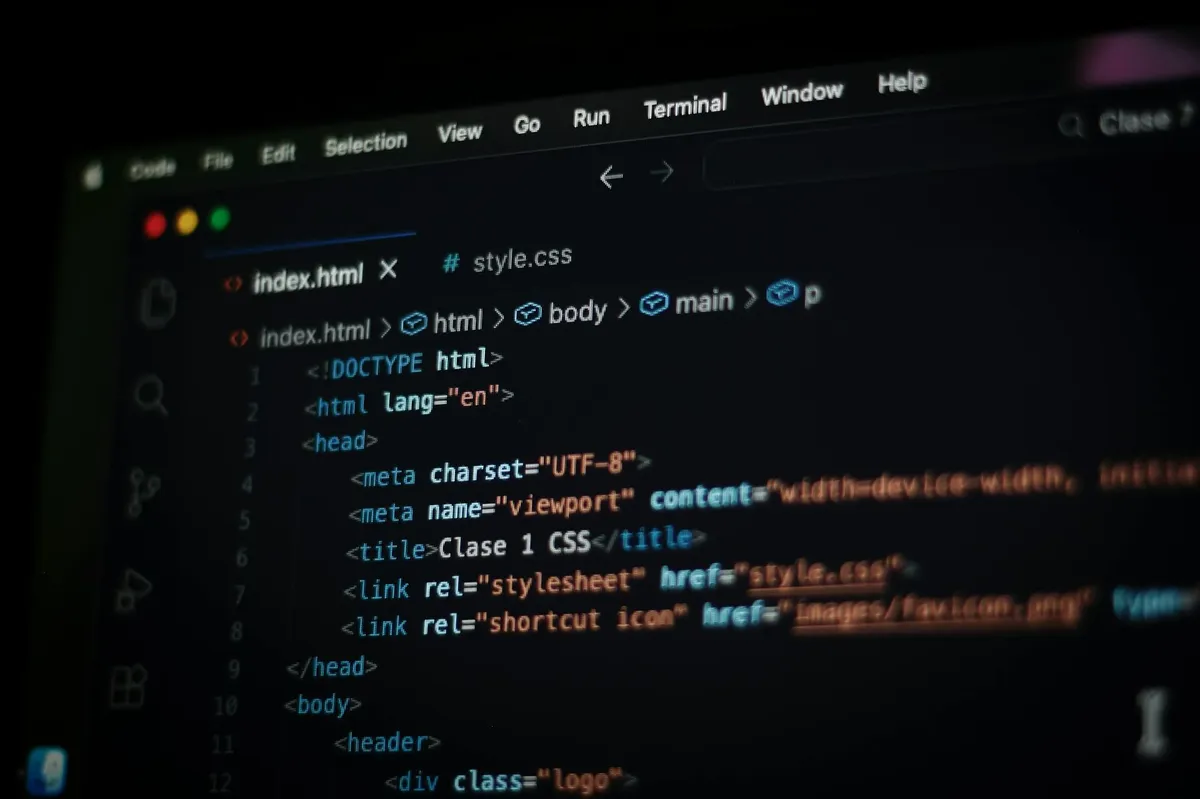 Tela de editor de texto LaTeX com código acadêmico e documento formatado ao lado