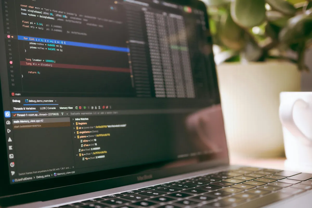 Tela de computador mostrando código LaTeX em editor online Overleaf