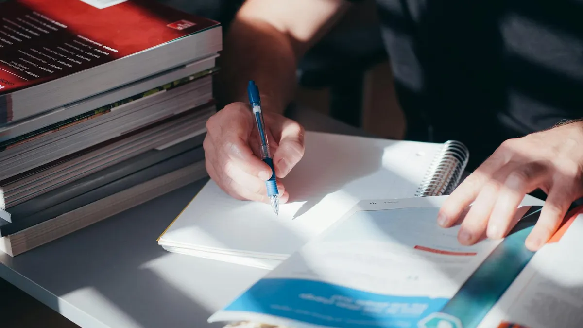 Documento acadêmico mostrando palavras de transição em destaque