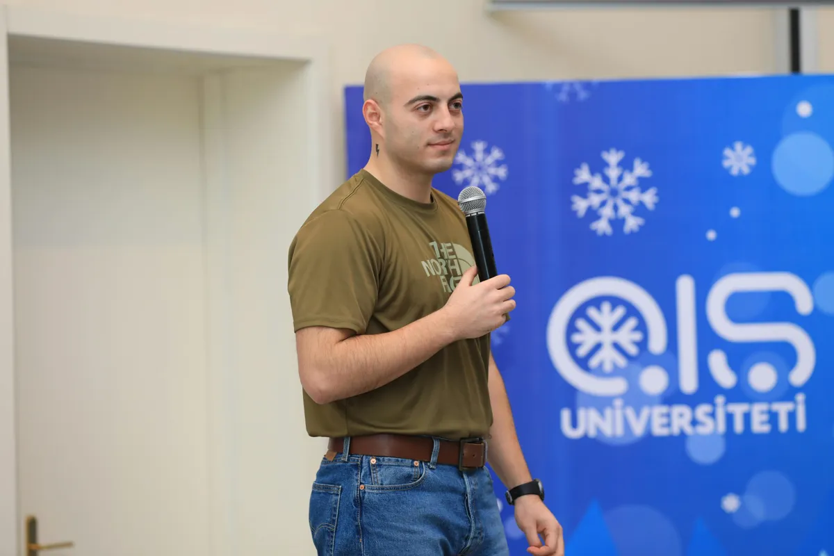 Estudante apresentando trabalho acadêmico para banca avaliadora em sala universitária