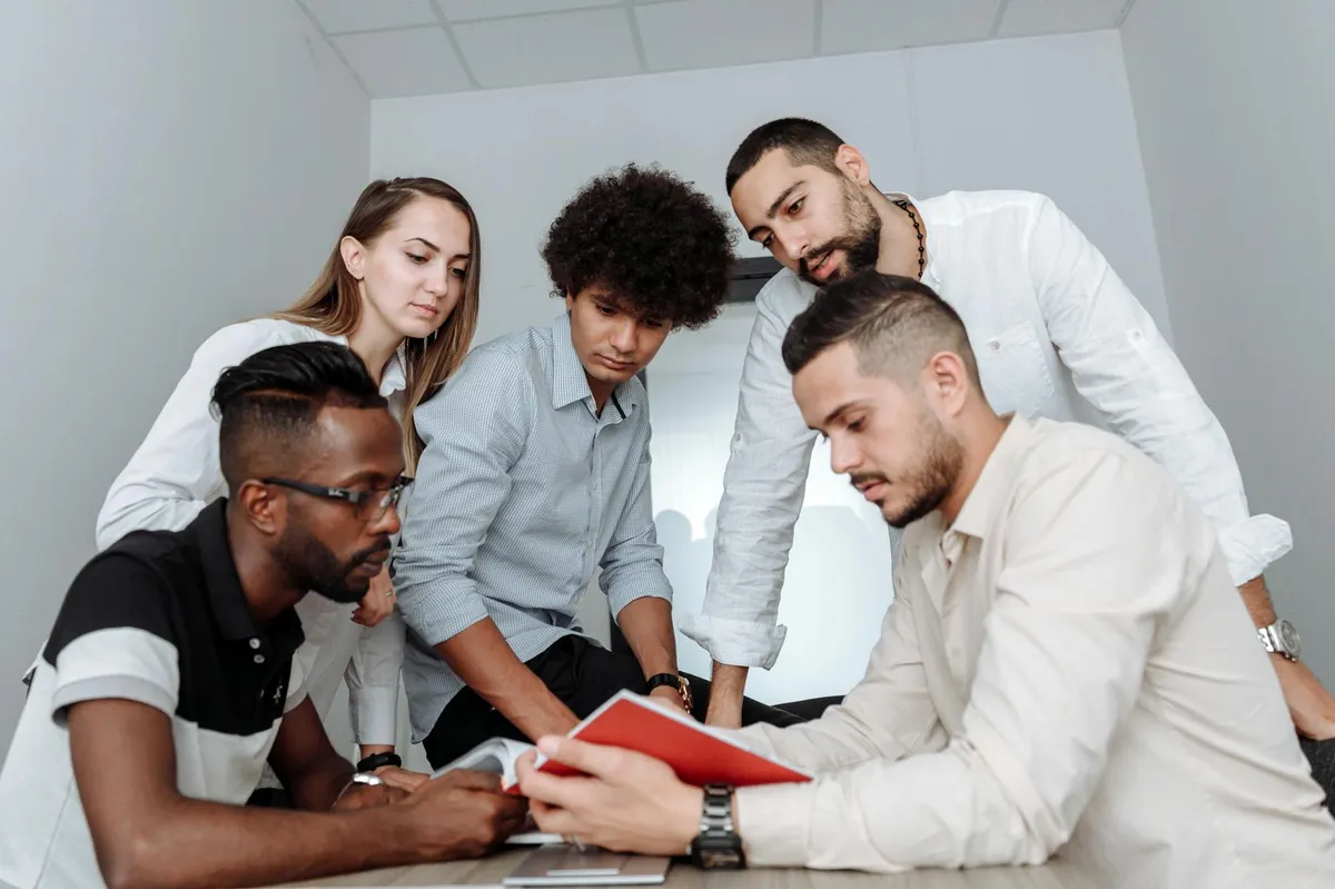 Grupo de pessoas em reunião colaborativa de trabalho, representando pesquisa participativa em ação