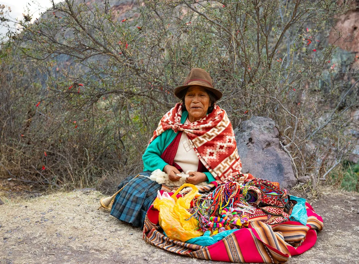 Artesanato indígena colorido representando diversidade cultural e identidade dos povos originários brasileiros