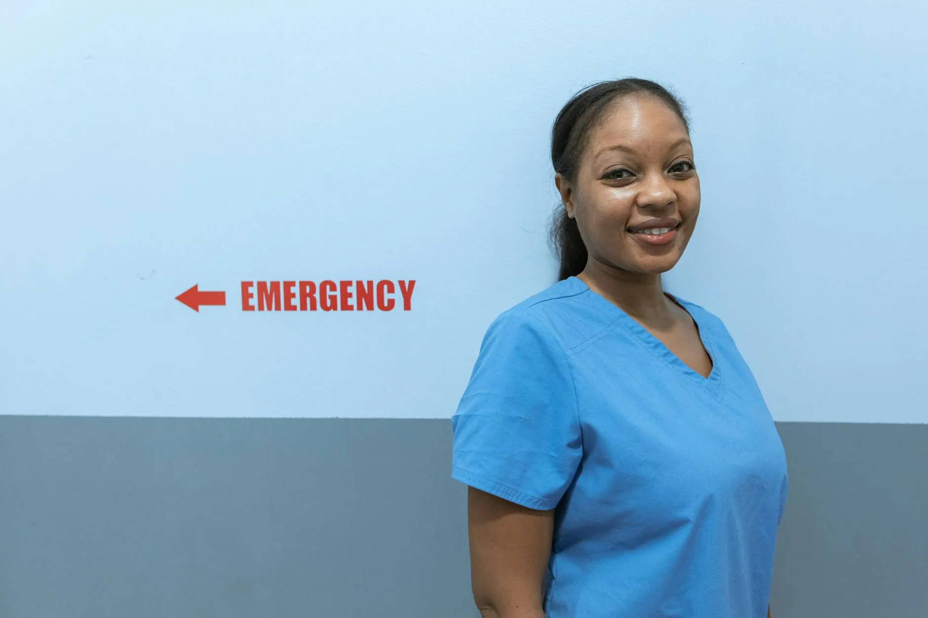 Enfermeira em ambiente hospitalar com prancheta de anotações clínicas