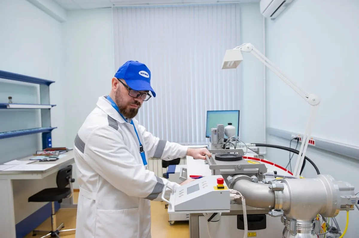Engenheiro estudando planos técnicos e tomando notas em laboratório