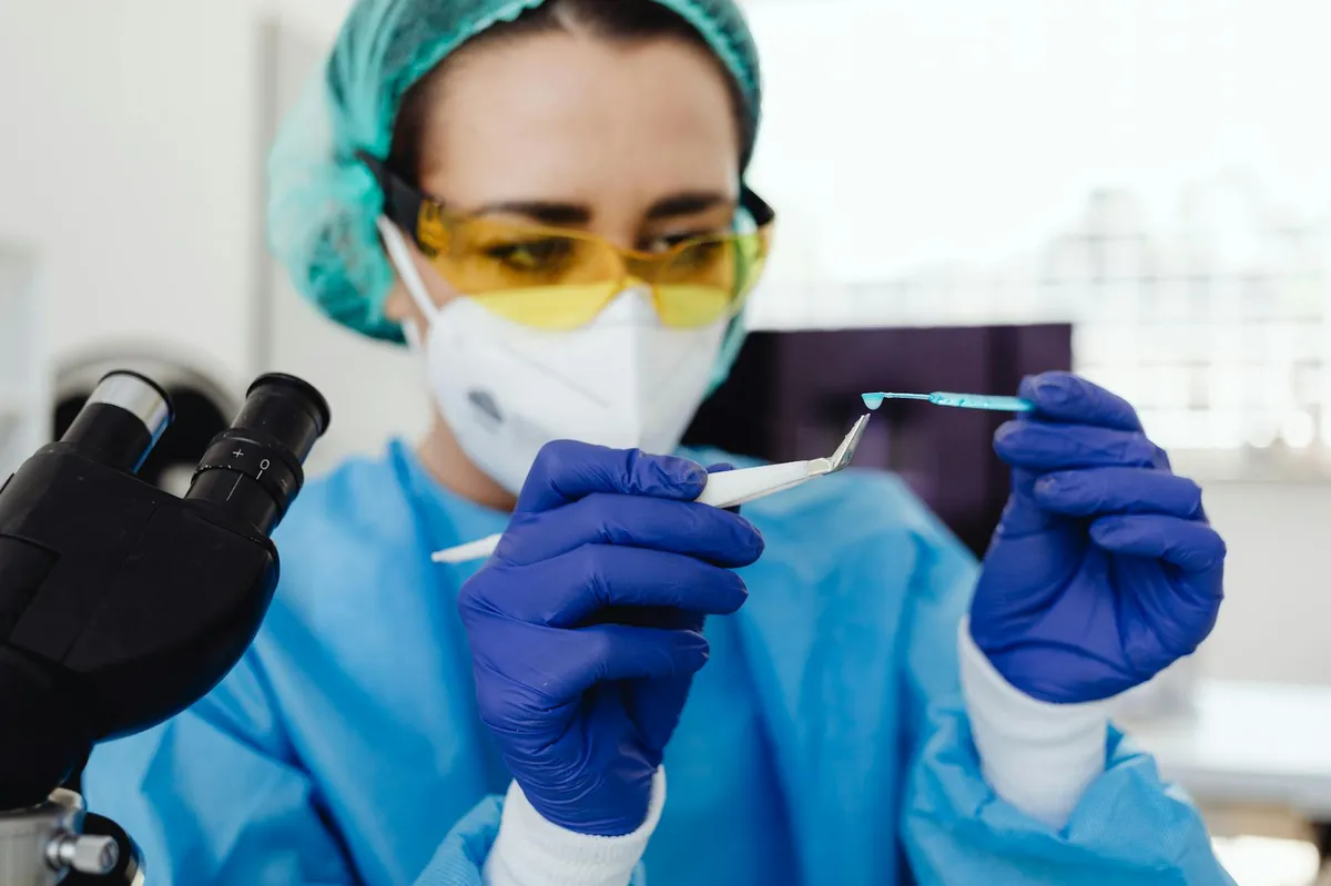 Pesquisadora de saúde analisando dados em laboratório com computador
