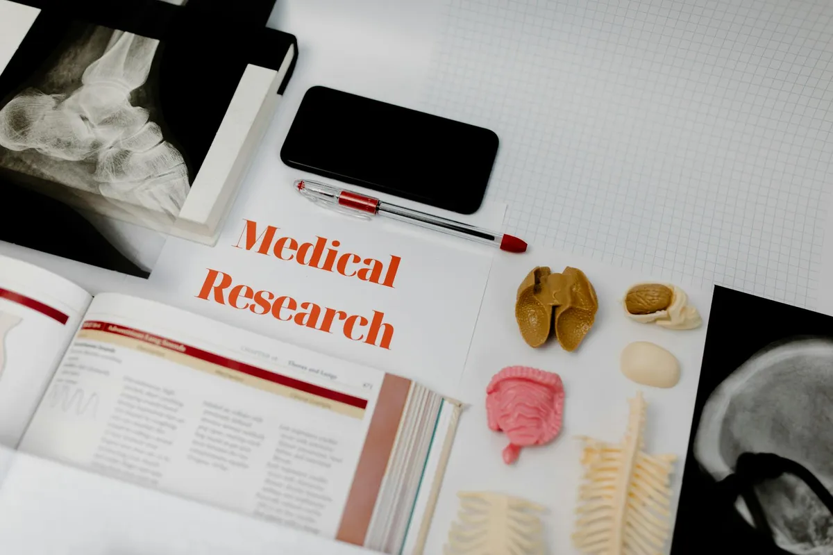 Enfermeira pesquisadora analisando dados de pesquisa clínica em ambiente hospitalar