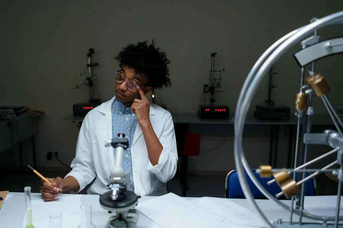 Estudante em laboratório de pesquisa universitário realizando iniciação científica