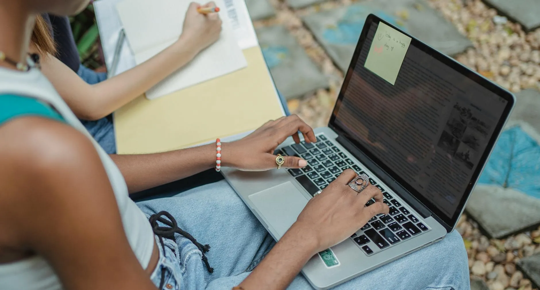 Tela de computador com documento acadêmico e interface de verificação de texto