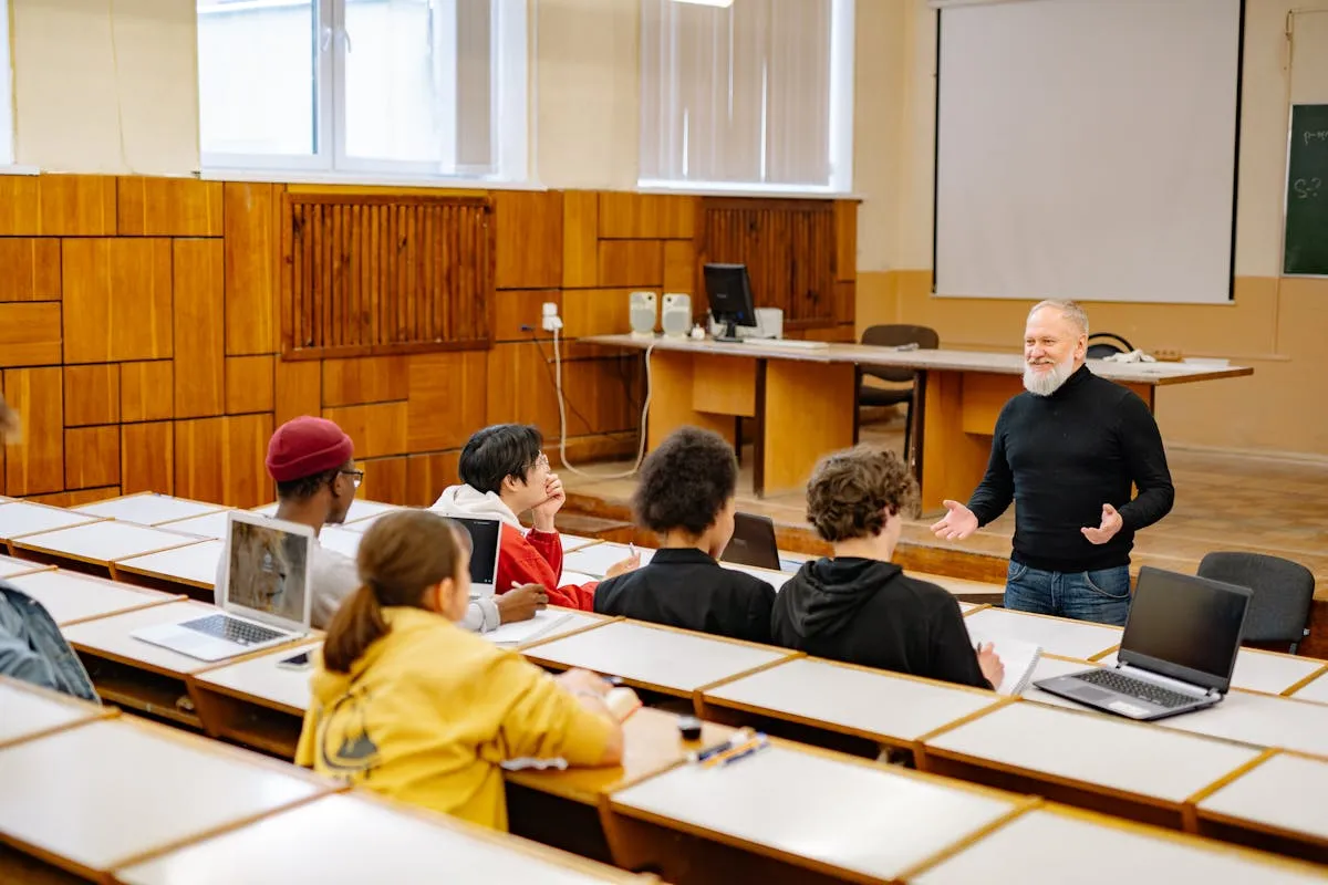 Estudante de pós-graduação apresentando dissertação para banca acadêmica