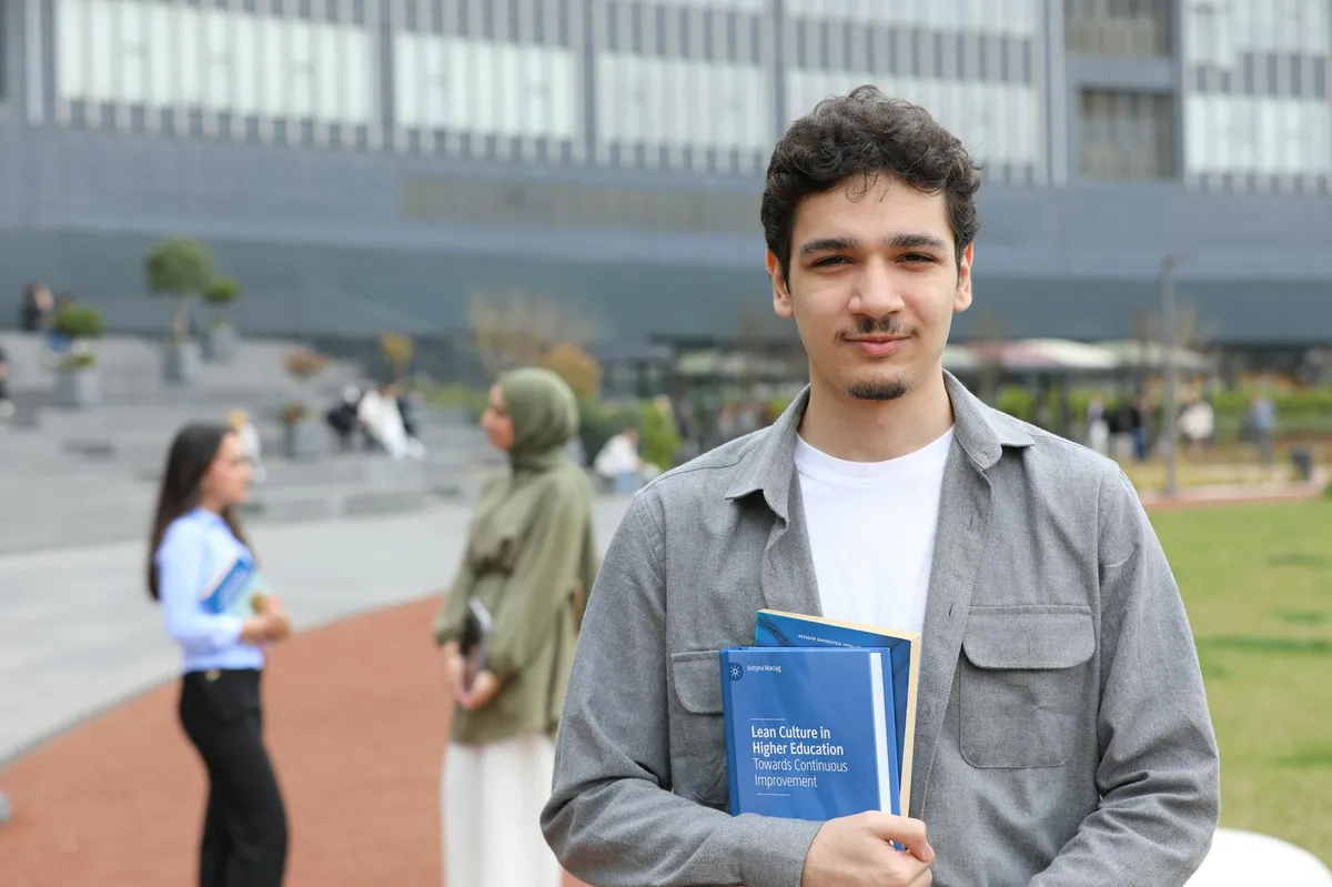 Estudante universitário usando laptop com interface de IA visível na tela