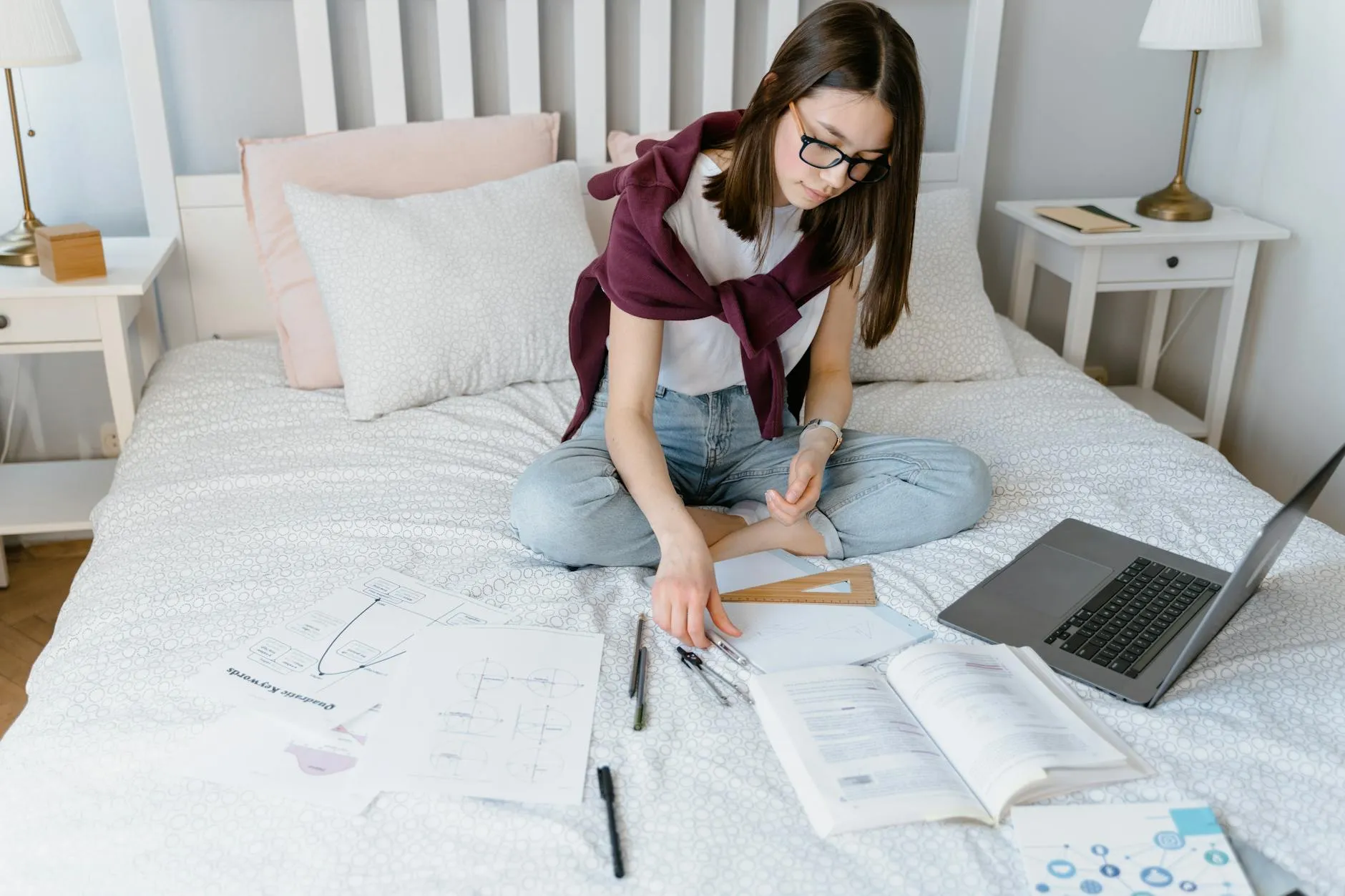 Pessoa estudando em frente a computador em home office para pós-graduação