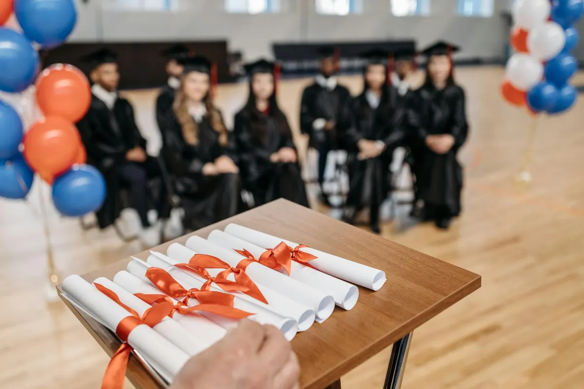 Pesquisadora com diploma sorrindo após defesa acadêmica