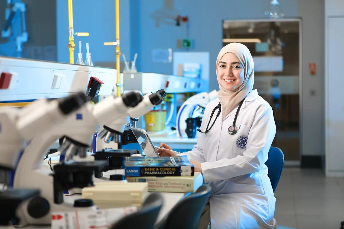 Pesquisadora em laboratório refletindo sobre trajetória acadêmica