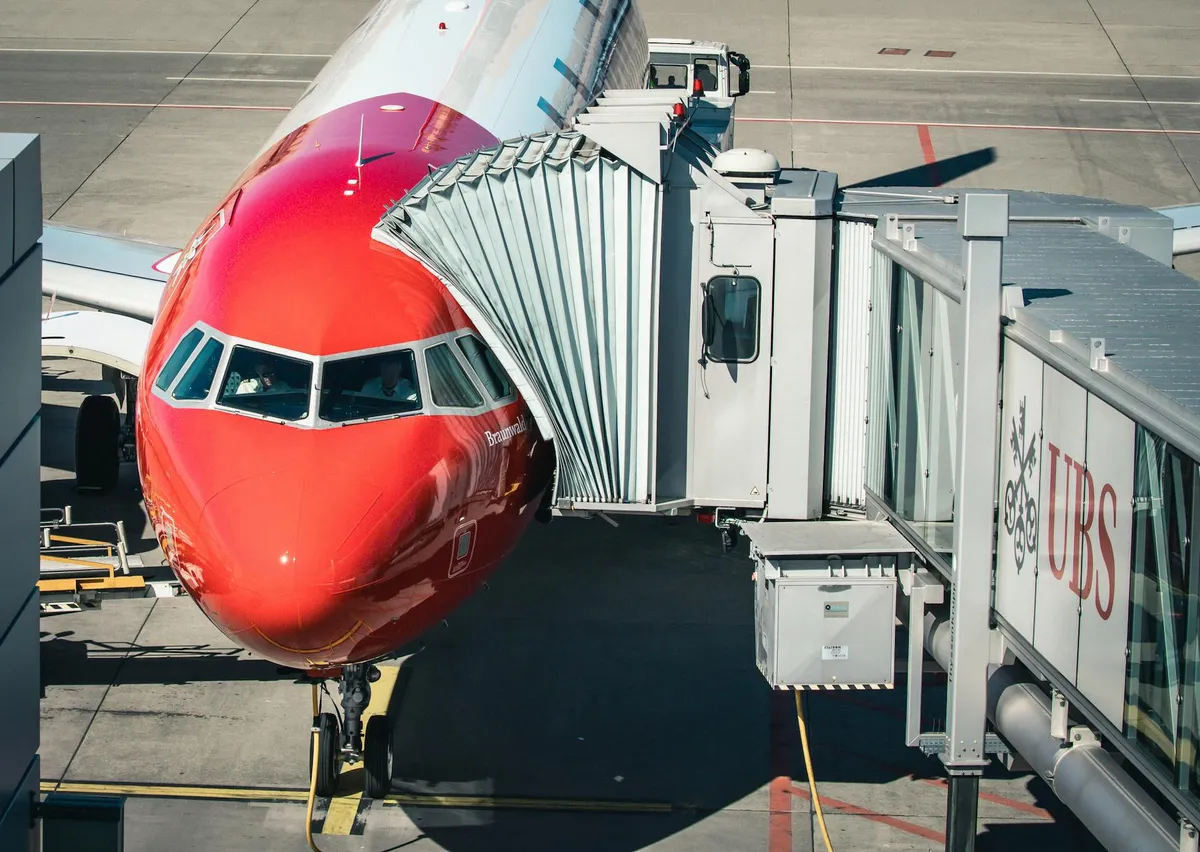 Estudante em aeroporto com mala, representando mobilidade acadêmica internacional