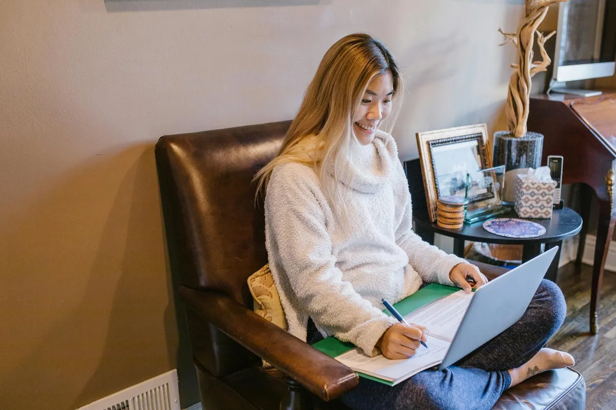 Pessoa estudando pós-graduação online no laptop em casa