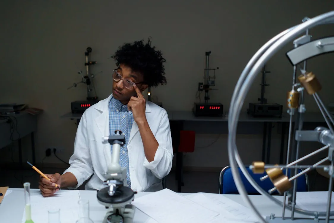 Pesquisadora da área de saúde em laboratório revisando documentos científicos