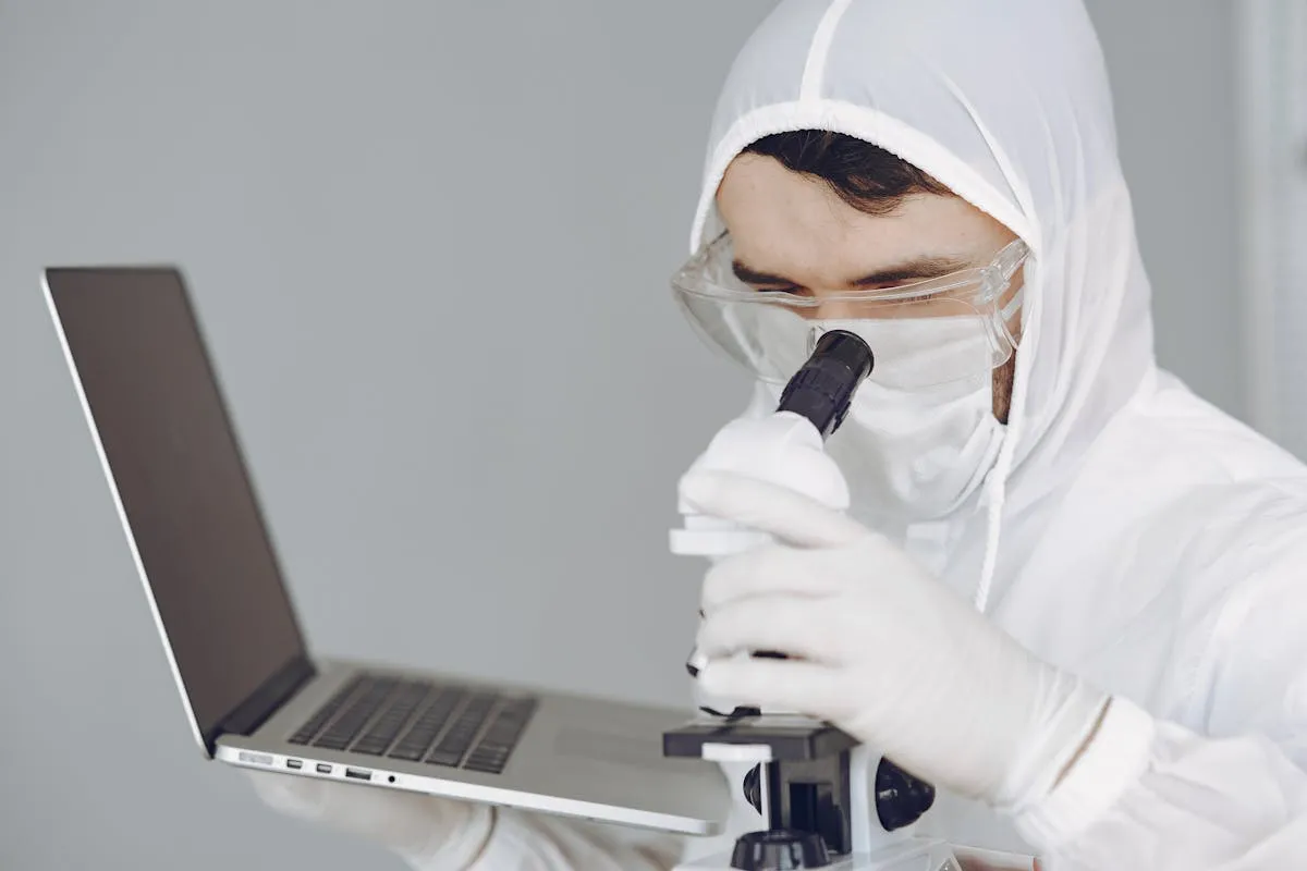 Pesquisador publicando manuscrito científico online em plataforma de preprint no computador
