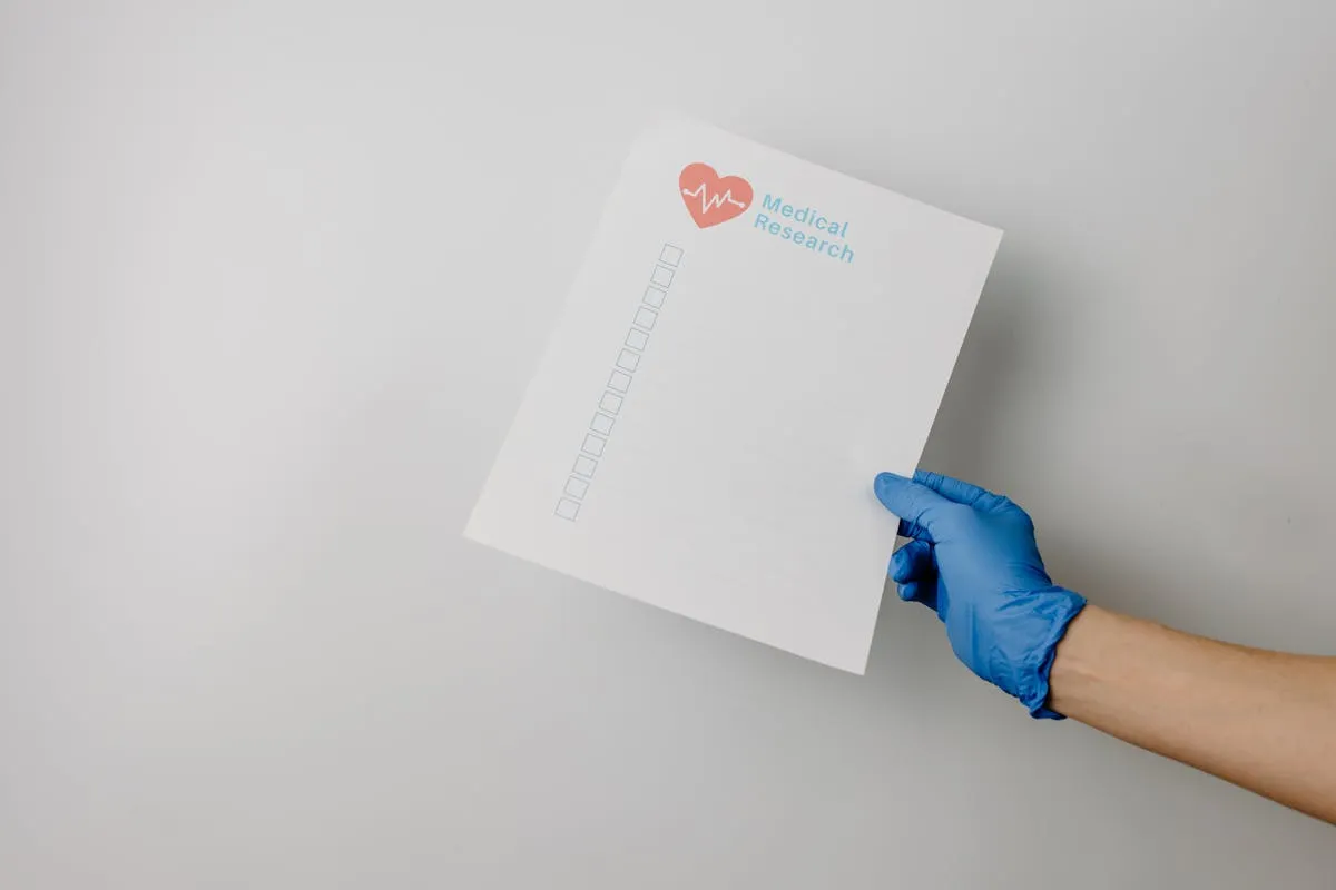 Fluxograma de revisão sistemática com documentos e checklist sobre mesa