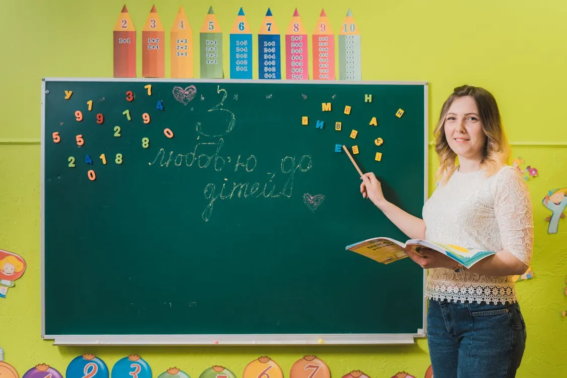 Profissional de educação trabalhando com material didático em mesa
