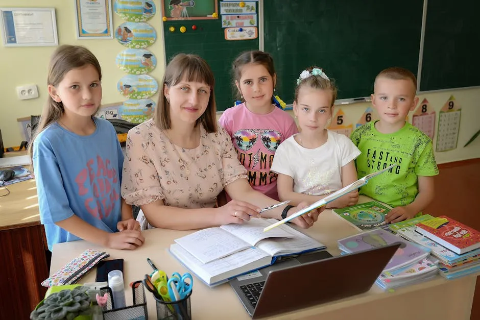 Pessoa organizando materiais educacionais sobre uma mesa de trabalho