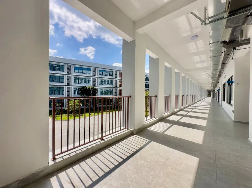 Corredores de universidade com paredes de tijolos e estudantes ao fundo, representando ambiente acadêmico.