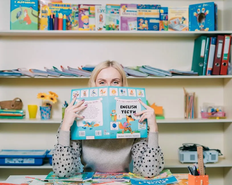 Professor lendo em sala de aula com livros sobre a mesa