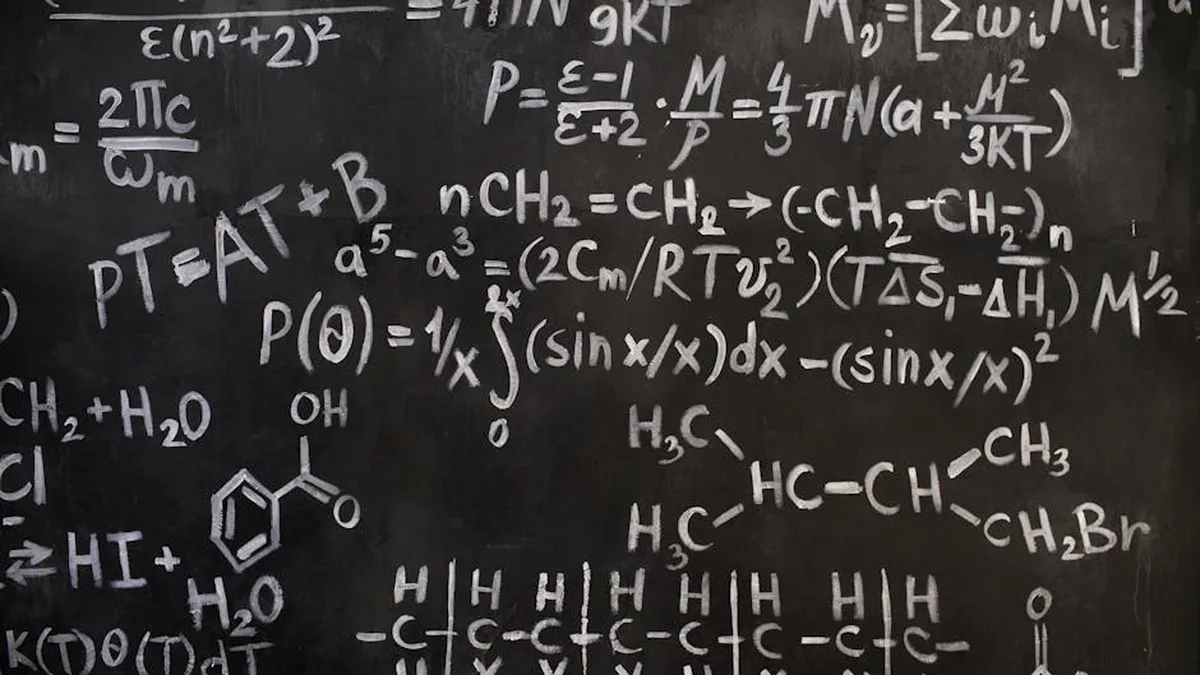 Quadro negro com fórmulas matemáticas em sala de aula