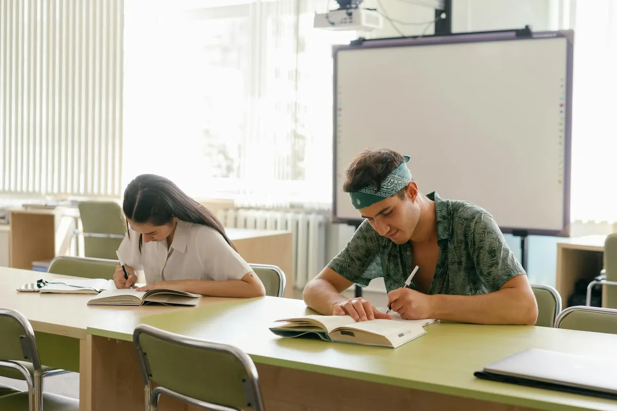 Caderno aberto com anotações de projeto de pesquisa sobre educação em mesa de estudo